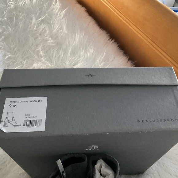 Aquatalia Idalia Suede ankle boots - Picture 5 of 5